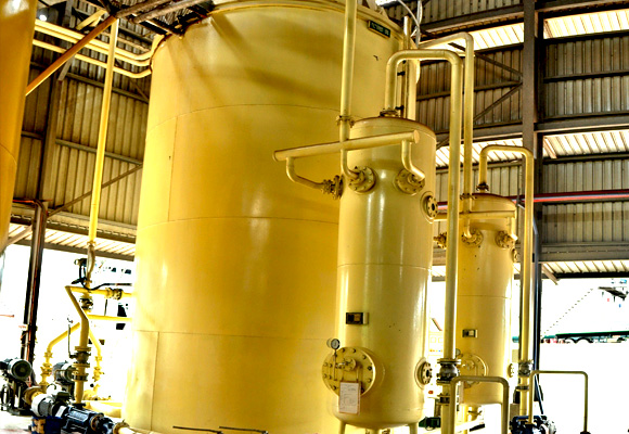 6. Almacén de almacenamiento de aceite de palmiste y torta

El aceite de palmiste filtrado por sedimentos aún contiene una pequeña cantidad de agua, y el agua en el aceite de palmiste se elimina mediante un sistema de secado al vacío, y el aceite de palma puro se bombea al tanque de almacenamiento de aceite de palmiste para su almacenamiento y transporte.

Los palmistes después de la segunda prensada están en forma de polvo y deben ser recogidos y transportados al almacén de torta para su almacenamiento.