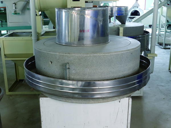 Método de operación de la máquina de moler trigo en piedra