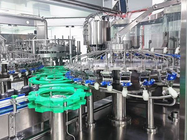 Fabricante de líneas automáticas de producción de jugo de cítricos, mandarinas y naranjas

Descripción de la línea de procesamiento de cítricos
El procesamiento de los cítricos difiere mucho del procesamiento de otros tipos de frutas, ya que los cítricos tienen cáscara y semillas. Si los molemos directamente y extraemos el jugo del puré, la cáscara y las semillas de los cítricos en el jugo influirán en el sabor del producto final. Debido a esta característica, hemos diseñado un extractor de cítricos especial para frutas cítricas, que puede separar la cáscara, las semillas, la pulpa y el jugo.
Las frutas cítricas pasan por los extractores, y el jugo y la pulpa, como productos principales, se convierten en jugo bebible, mientras que la cáscara y las semillas de los cítricos, como subproductos, se pueden deshidratar mediante un extractor de prensa de banda y los productos finales se pueden utilizar como pienso para animales.
Antes de la extracción del jugo de cítricos, utilizamos el extractor de aceite de cítricos para moler el aceite de la cáscara. Dependiendo de la variedad de cítrico, quedará entre un 0,5 % y un 2 % de aceite en el agua de lavado, que se concentra y purifica mediante un separador centrífugo de disco apilado de tres fases, con lo que se recupera el aceite esencial puro de cítricos.