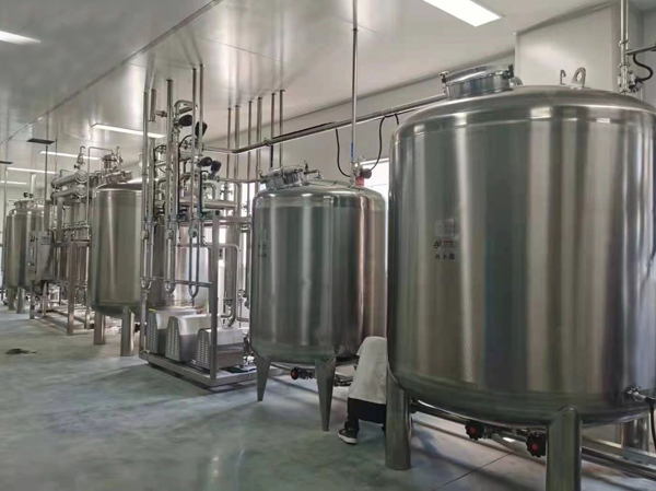 Fabricante de líneas automáticas de producción de jugos concentrados.
